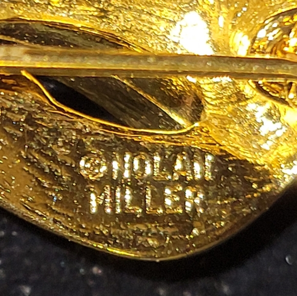 VINTAGE NOLAN MILLER GOLD TONE FLORAL PAVE MULTICOLORED BOW CRYSTAL BROOCH - Picture 6 of 6